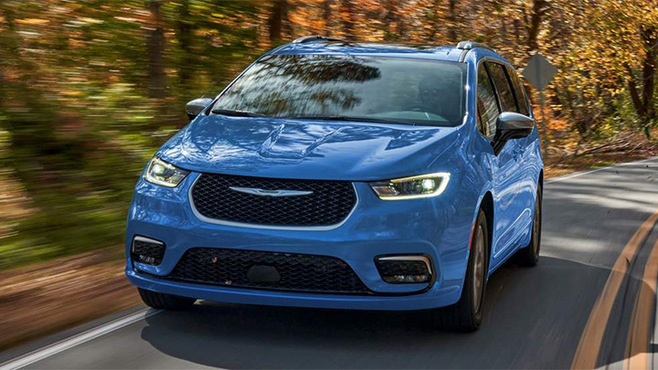 MAGCDJR's tweet photo. Busy family life is easier in the new Chrysler Pacifica Hybrid! MAG CDJR has the LOWEST new car prices anywhere, guaranteed credit approval &amp; 10,000+ ⭐⭐⭐⭐⭐ reviews. Compare Pacifica Hybrid trims today &amp; find your perfect fit!
 https://t.co/7MaYXNWMRv https://t.co/LgBztJil8o