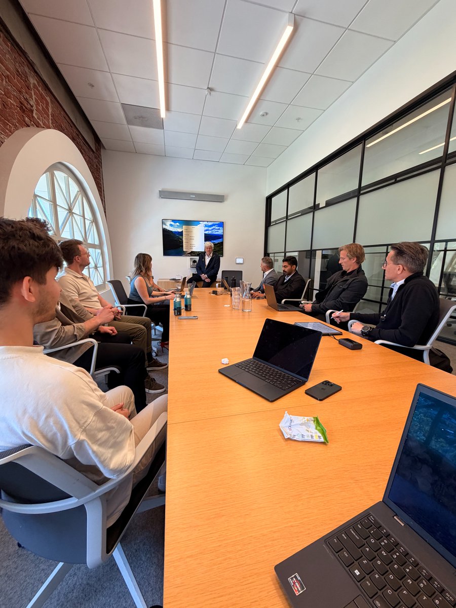 Teleport_SF's tweet photo. Cohort 1 is going strong! 

This week, Teleport founders had the incredible opportunity to meet with VC Roger Lang for an intimate session focused on pitching, feedback, and what it takes to further scale their companies. https://t.co/hs42HJ1Guq