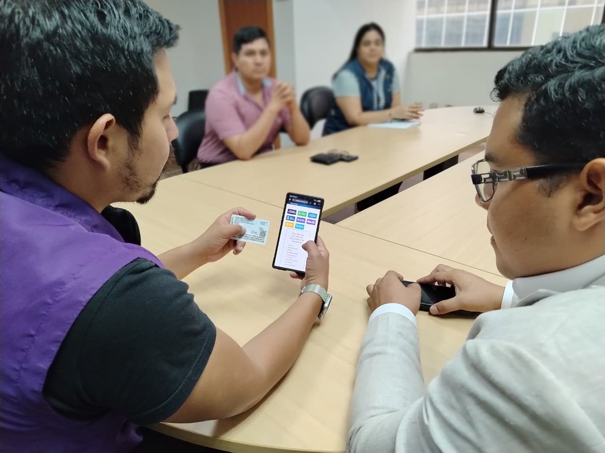 RCivil_Zona8's tweet photo. #Guayaquil 📍 El coordinador zonal 8 ,@anarvaez96, mantuvo reunión de trabajo con autoridades del Seguro Social Campesino para optimizar recursos y facilitar el acceso a los servicios para las personas que viven y trabajan en zonas campesinas y/o rurales.
@RegistroCivilec 🇪🇨 https://t.co/dW8r1Zw9MS