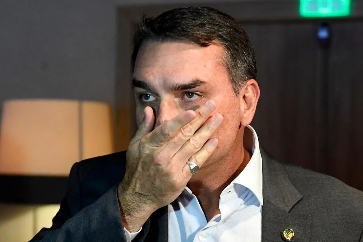 danielvalencapt's tweet photo. Grande Dia para Lula: 

Fim da Escala 6x1

Grande Dia para Flávio Bolsonaro: 

Cavar intervenção militar de Trump no Brasil. https://t.co/Iej3fvhXpR