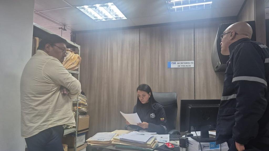 Danielsalcan_'s tweet photo. PERO VEAN ESTO! Carlos Xavier Cadena, quien es el tipo al que mandaron a intervenir en Granasa (Diario EXTRA y Expreso), fue llevado por la Policía para que rinda versión en un caso donde se lo acusa de que, siendo liquidador de una empresa, al mismo tiempo habría participado en la venta de los activos, perjudicando a uno de los socios por abuso de confianza. Lo que Alarcón es a la Fiscalía, este tipo es a la Superintendencia.

Todos los que están ayudándole a este gobierno en la persecución, mírense en el espejo de este tipo. Tarde o temprano tendrán que responder por todos sus abusos de poder y Noboa no los defenderá, porque el poder no les durará para siempre.