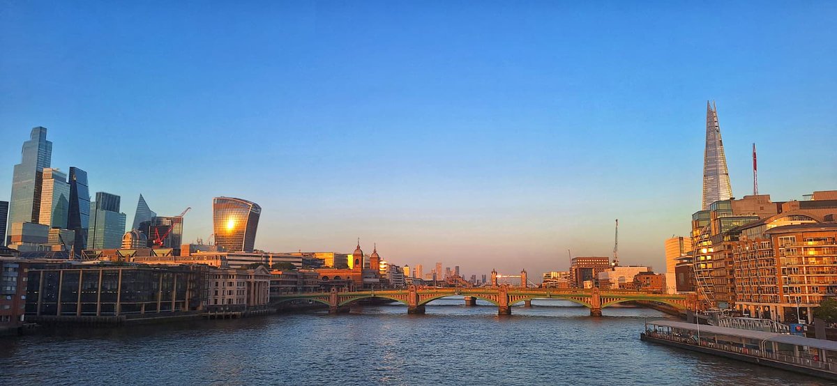_chik_chat's tweet photo. Why Millennium Bridge at sunset is an 11/10 spot? https://t.co/zNuY8LIhHP