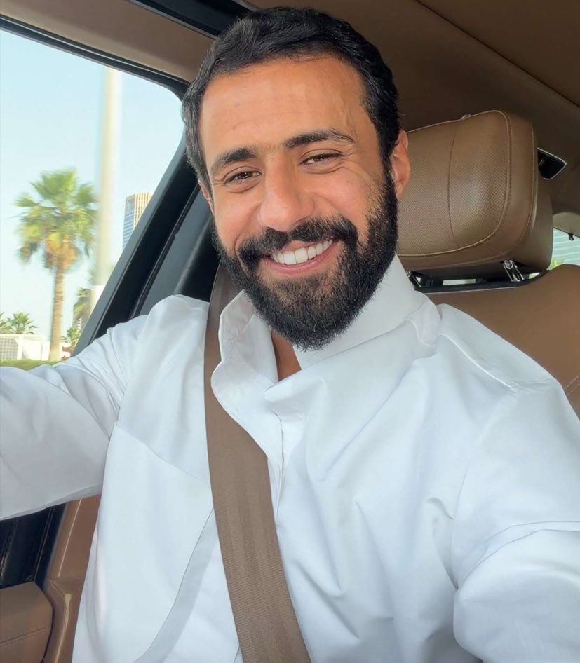 HartKasy6's tweet photo. ششكلي انا الوحيده اللي م ابيه يحلق
 والثوب معجبني كل يومم مكتسسح السناب https://t.co/0vVJjWVVAY