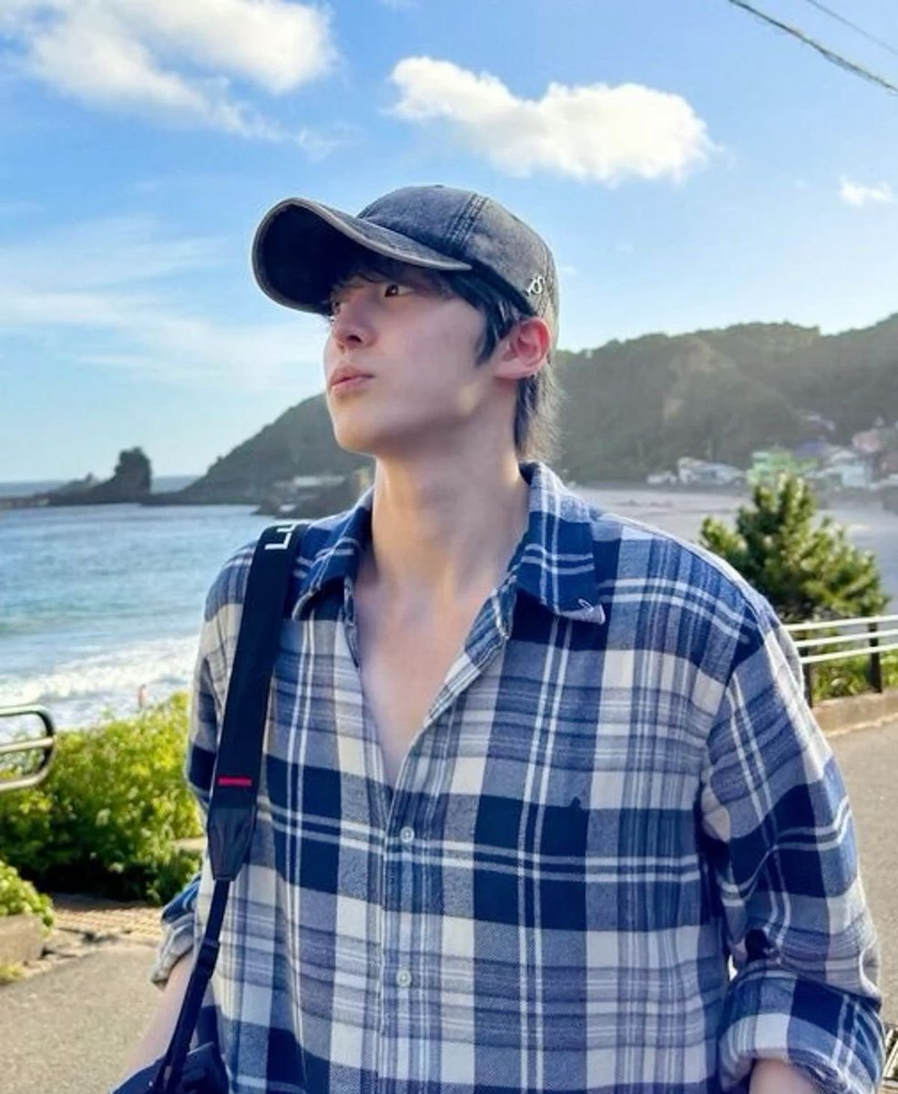 gfstarhwa's tweet photo. when omega milfgi attends the wedding of his friend’s daughter, he doesn’t have any expectations other than enjoying the beach and some free drinks.

then there’s yh, an alpha and friend of the groom, who spots mg lounging while on bartending duty and he knows he has to have him. https://t.co/lXsN38JjyZ