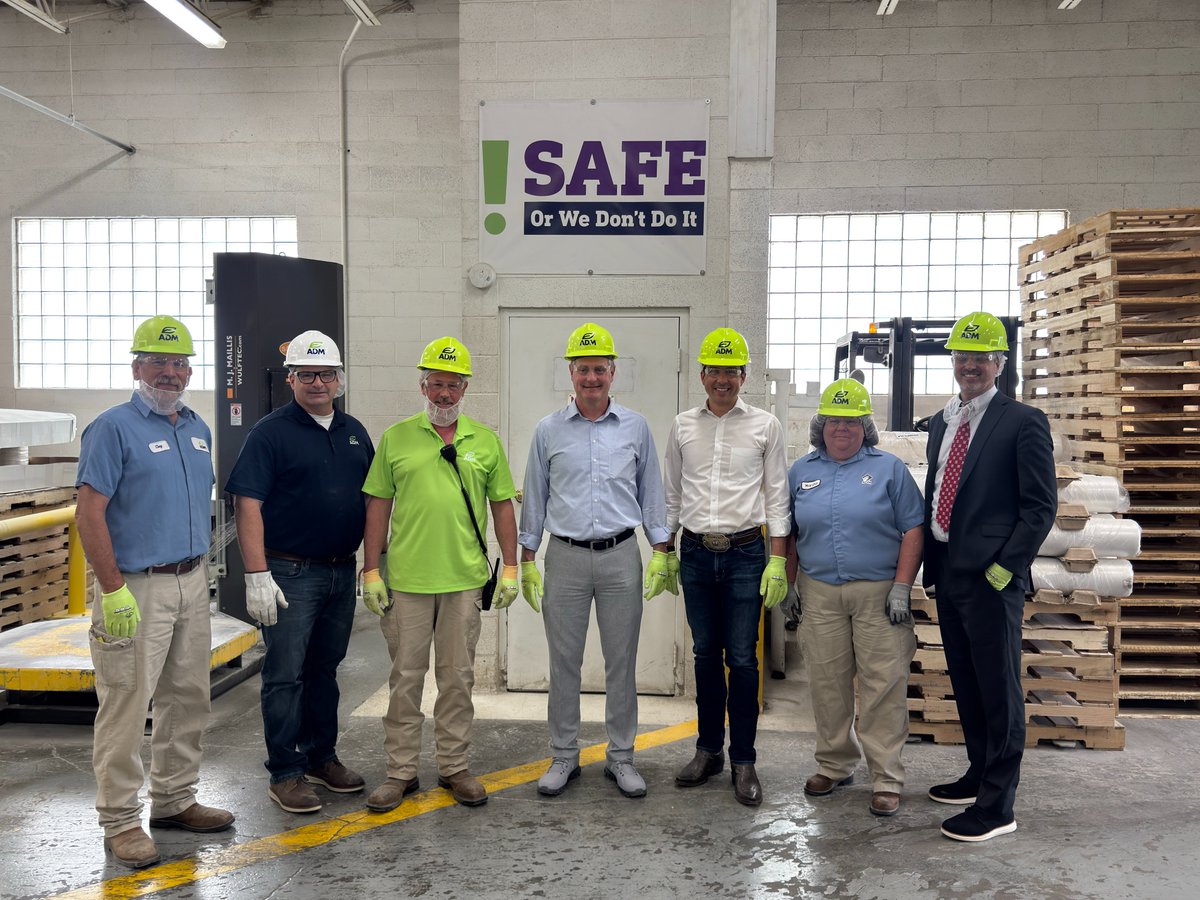 USDAForeignAg's tweet photo. Under Secretary Lindberg joined @JerryMoran &amp; @RepMann in Kansas to track the #wheat life cycle! From the farm to research at @KStateAg, innovation at @KansasWheat, to the milling industry @ADMupdates and @uswheatassoc  exports, they witnessed how Kansas farmers feed the world🚜 https://t.co/eqRS14a6FB