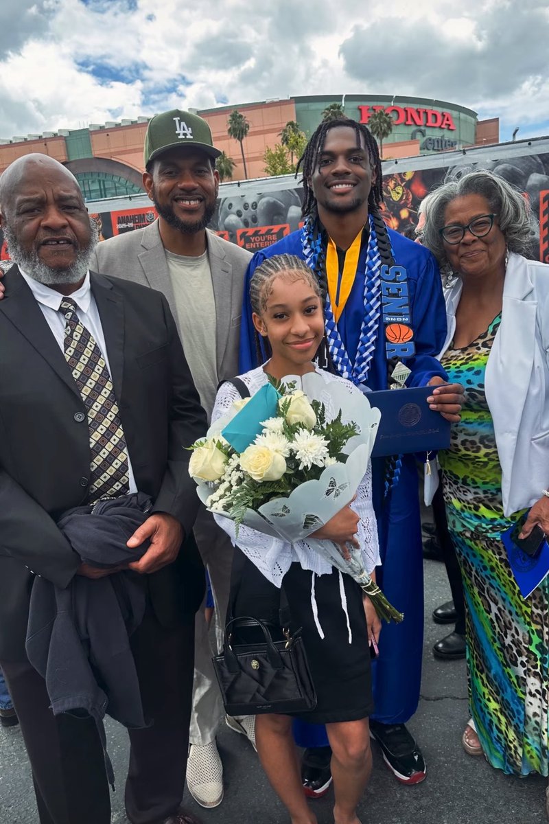 keelbc's tweet photo. Fam 🥹💙🙏🏽🎓 https://t.co/OgM2w2tc0k