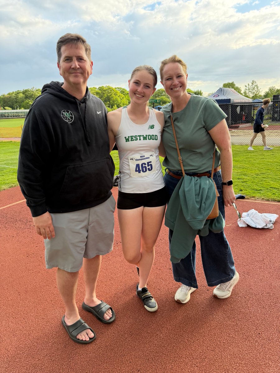JenTeahan's tweet photo. Catherine McMurray is all smiles after a 3-ft PR &amp; a medal in discus at MIAA Div https://t.co/kBHC6TRIUh