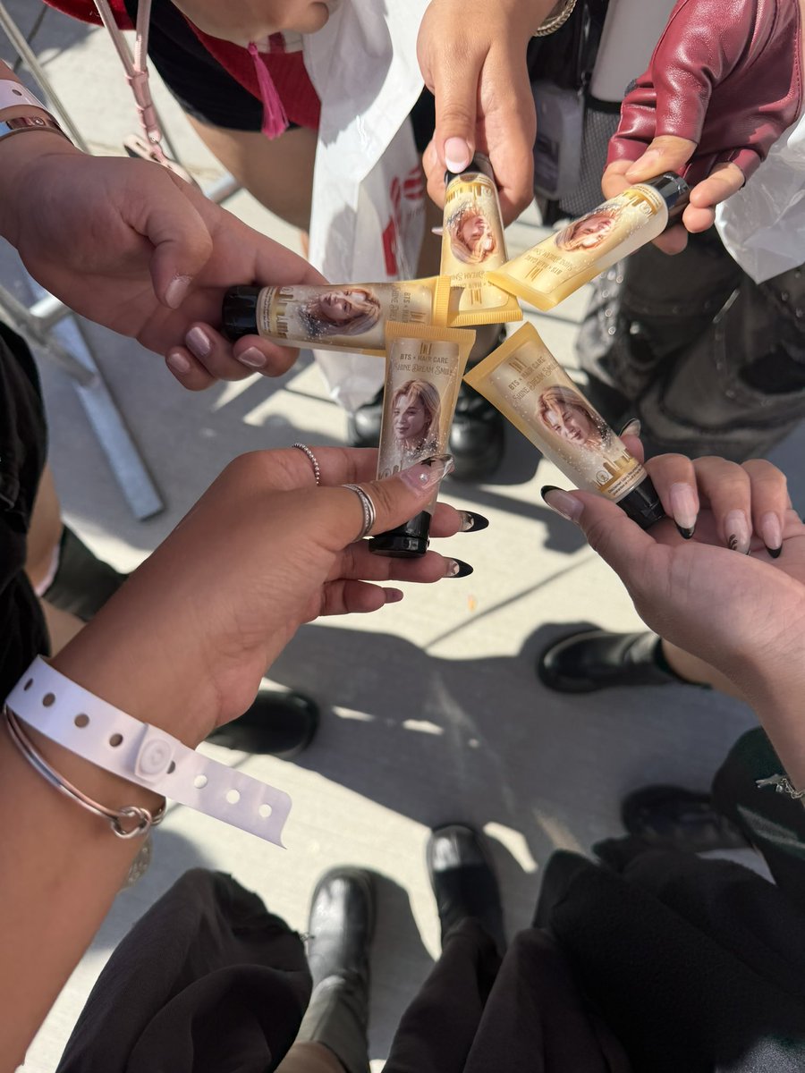 thetaegist's tweet photo. JIMIN JIMIN LET DOWN YOUR HAIR #BTS_WORLDTOUR_ARIRANG_LASVEGAS https://t.co/4F5HwOG4EO