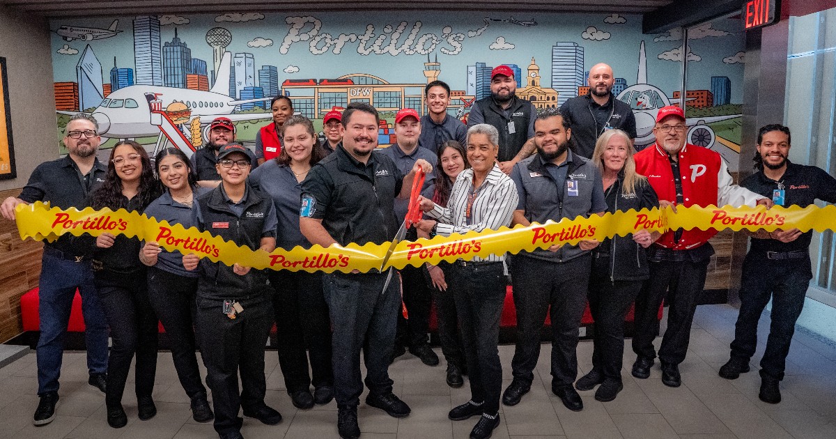 portilloshotdog's tweet photo. Your gate isn’t the only thing worth finding!

Portillo’s first-ever airport restaurant is now open at DFW Terminal B ✈️ https://t.co/ObwmrnyTxA