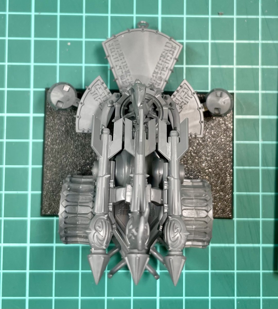 AgainYam's tweet photo. ハシュットのロケット砲、色々はみ出てるけど足元はオールドワールド ケイオスドワーフの規定のベースにギリギリピッタリ収まった

神（GW）の思し召しかな https://t.co/rKXNcIdtZK