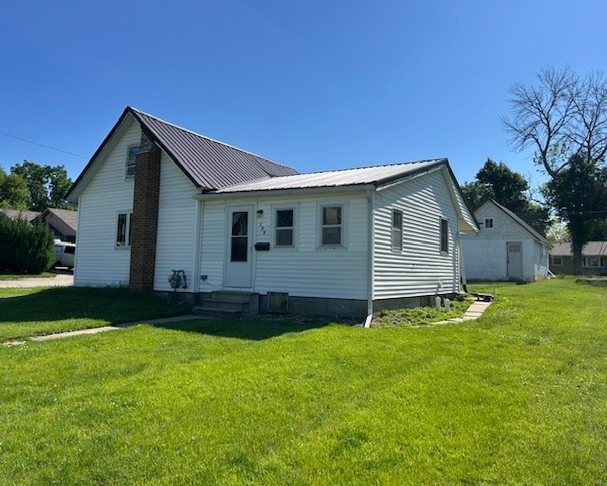 TheHulsGroup's tweet photo. New listing! A charming 3 bedroom/1 bath home on a nice corner lot. It could make for a nice 1st home or a rental. Possibilities are endless. 
Call Dallas 319-360-1592 to take a look. 

#tamacountyhomesforsale #buywithboerm #exitrealtyandassociates https://t.co/Fb9L2aUath
