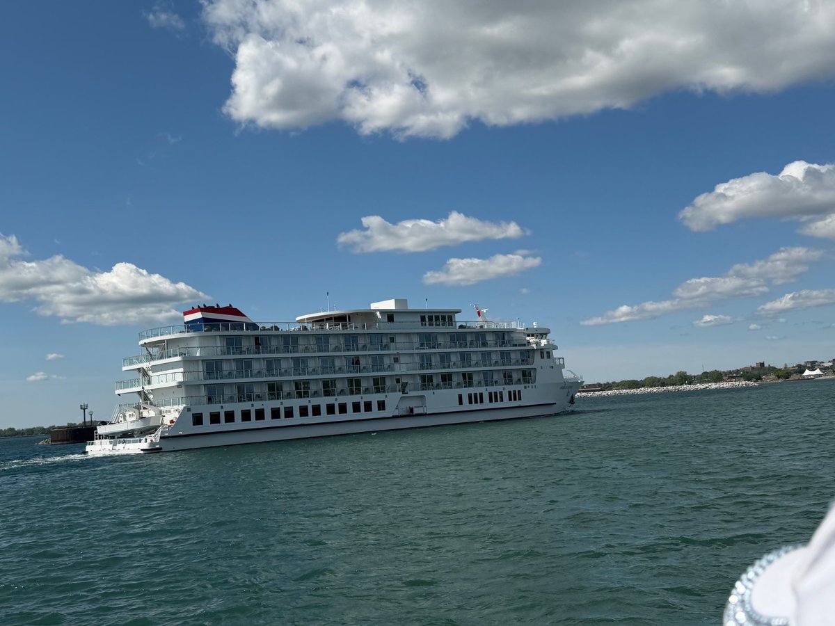 TimWBEN's tweet photo. The American Patriot has landed in Buffalo!  Let the cruise ship era begin.  Thanks to Captain Larry Cobado for some pics from the water! https://t.co/fZjmPpi5Sg
