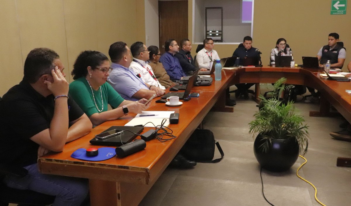 INEYucatan's tweet photo. Integrantes del área de #DepuraciónalPadrón del #RegistroFederaldeElectores del #INEYucatán, imparten el curso de capacitación “Procedimientos de depuración al Padrón Electoral” a verificadores de campo y vocales distritales del #RFE https://t.co/5aV9leVDFe