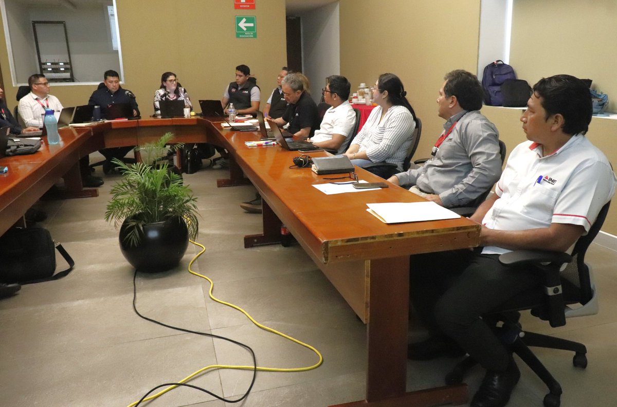 INEYucatan's tweet photo. Integrantes del área de #DepuraciónalPadrón del #RegistroFederaldeElectores del #INEYucatán, imparten el curso de capacitación “Procedimientos de depuración al Padrón Electoral” a verificadores de campo y vocales distritales del #RFE https://t.co/5aV9leVDFe