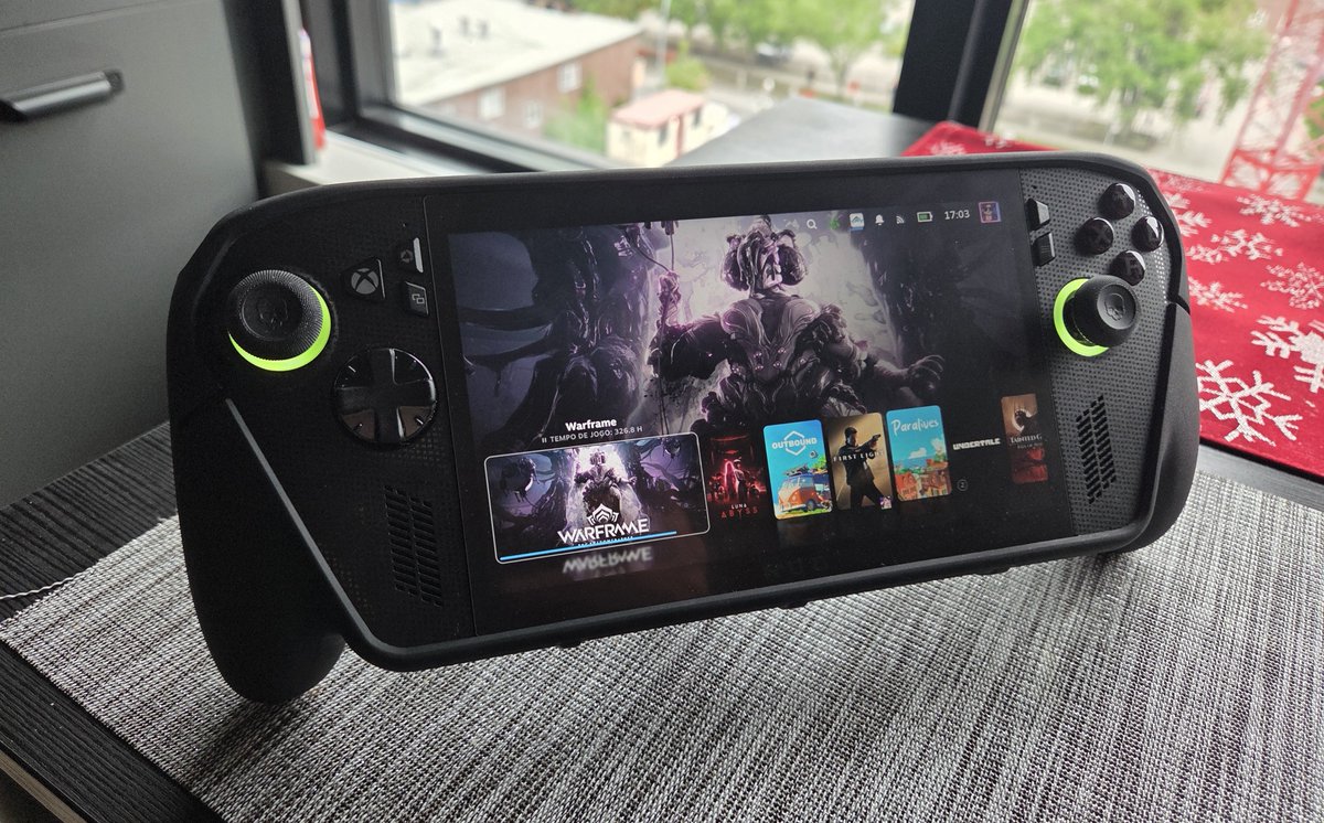 GabrielWars's tweet photo. Agora meu Xbox Ally X finalmente ficou perfeito.

✅ Upgrade pra SSD 2TB mais rápido (WD Black SN7100)

✅ Dual boot com SteamOS
🎮 1TB pro Windows + 1TB pro SteamOS

✅ E agora a peça final: a capa da Dbrand no meu ROG Xbox Ally X.

Esse portátil virou uma máquina absurda. https://t.co/uLCNFpTbO7