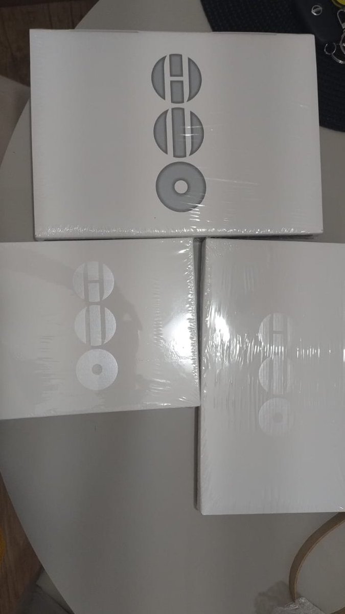 daechwizitas's tweet photo. feedback positivo pra queridíssima @berrycegs 

os albuns chegaram protegidíssimos com plastico bolha, muito bem embaladinhos e sem nenhum amassado. os freebies (no plástico) são fofíssimos e vieram em ótima qualidade. os pobs vieram no sleeve mt bem protegidos tbm 💜 https://t.co/VzxpHjx7Sp