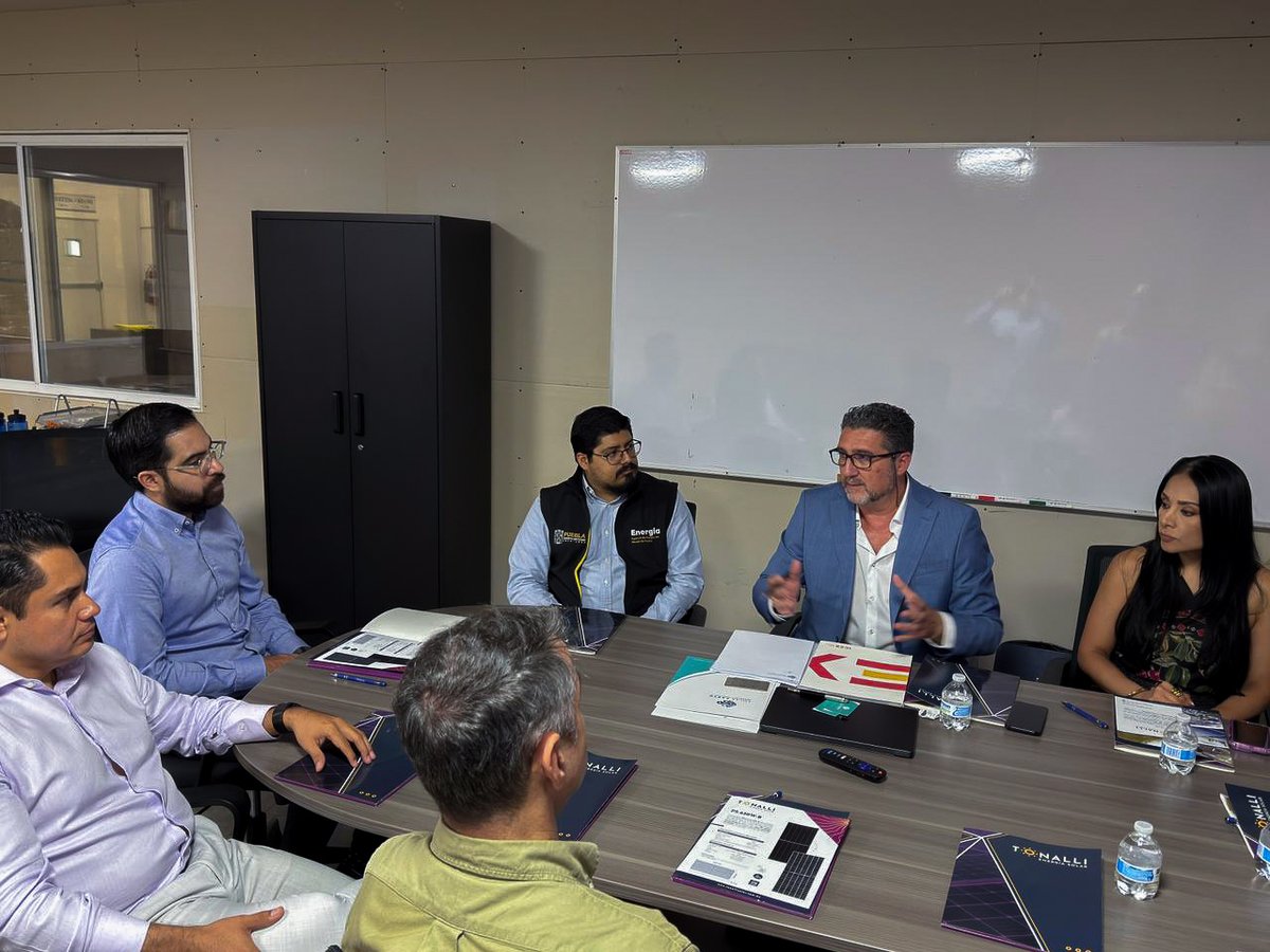 EnergiaPuebla's tweet photo. Sostuvimos una reunión de trabajo con Jose Carlos Antón Andreu, CEO de Solar Earth, y representantes de Tonalli, la fábrica de paneles solares, con el objetivo de crear una sinergia clave entre España y el estado de Puebla. 🌍✨

A través de esta colaboración, el Gobierno de Puebla , busca implementar sistemas fotovoltaicos verticales de última generación. Así, sumamos esfuerzos tecnológicos para generar energía limpia, proteger el medio ambiente y llevar grandes beneficios a las y los poblanos. ☀️🔋

#PorAmorAPuebla