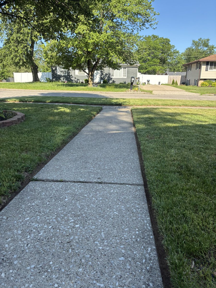 jayvick187's tweet photo. Great evening for @OutKickTNML here in SE Michigan. @TroyBilt mower ran great, felt good and coasting into the summer months! High quality H20 kept me hydrated. Mow time temp, 68 degrees! Mow on friends! @JoeKinseyexp #TNML @DieselRenius https://t.co/DEp2m3Z7NQ