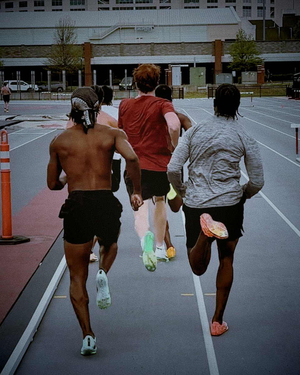 trackallaccess's tweet photo. The Arkansas 4x400m relay group takes on a demanding 2x350m session featuring former Razorback stars and 6x global medalist Chris Bailey.

The Workout:
- 2x120m (warm-up)
- 2x350m (10 min rest) https://t.co/PuSuaB9DMD