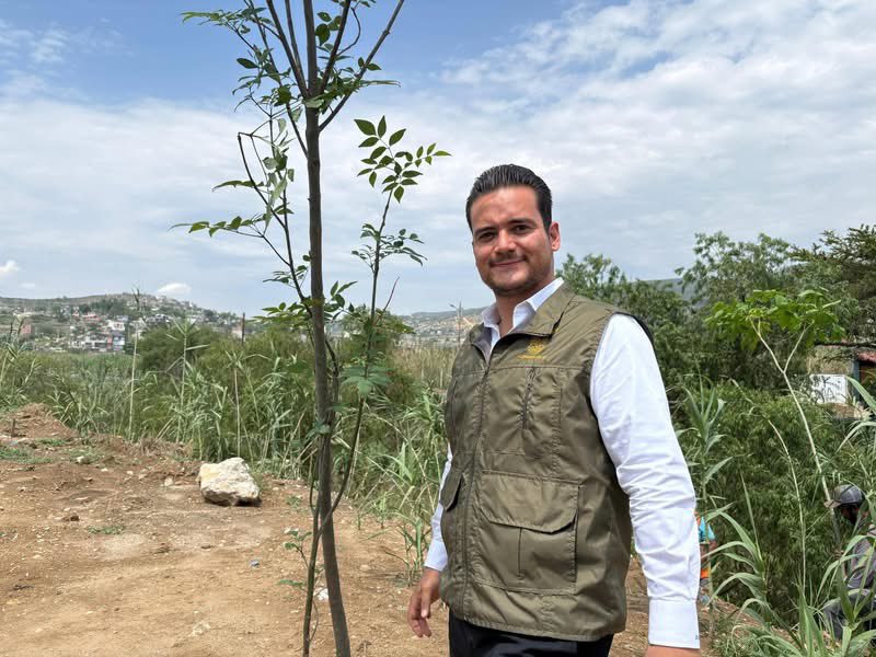bernardomayren's tweet photo. Esta tarde acompañé al Secretario de Medio Ambiente y Gestión Hídrica, así como al Procurador Ambiental, en la siembra de diversas especies de árboles en el Río Salado. 🌳

Con estas acciones reafirmamos nuestro compromiso de trabajar por un municipio más verde, más limpio y con un mejor futuro para nuestras familias. 🧑‍🧑‍🧒💚

Cuidar el medio ambiente es también construir bienestar, desarrollo y calidad de vida para nuestra comunidad. 🌎💚