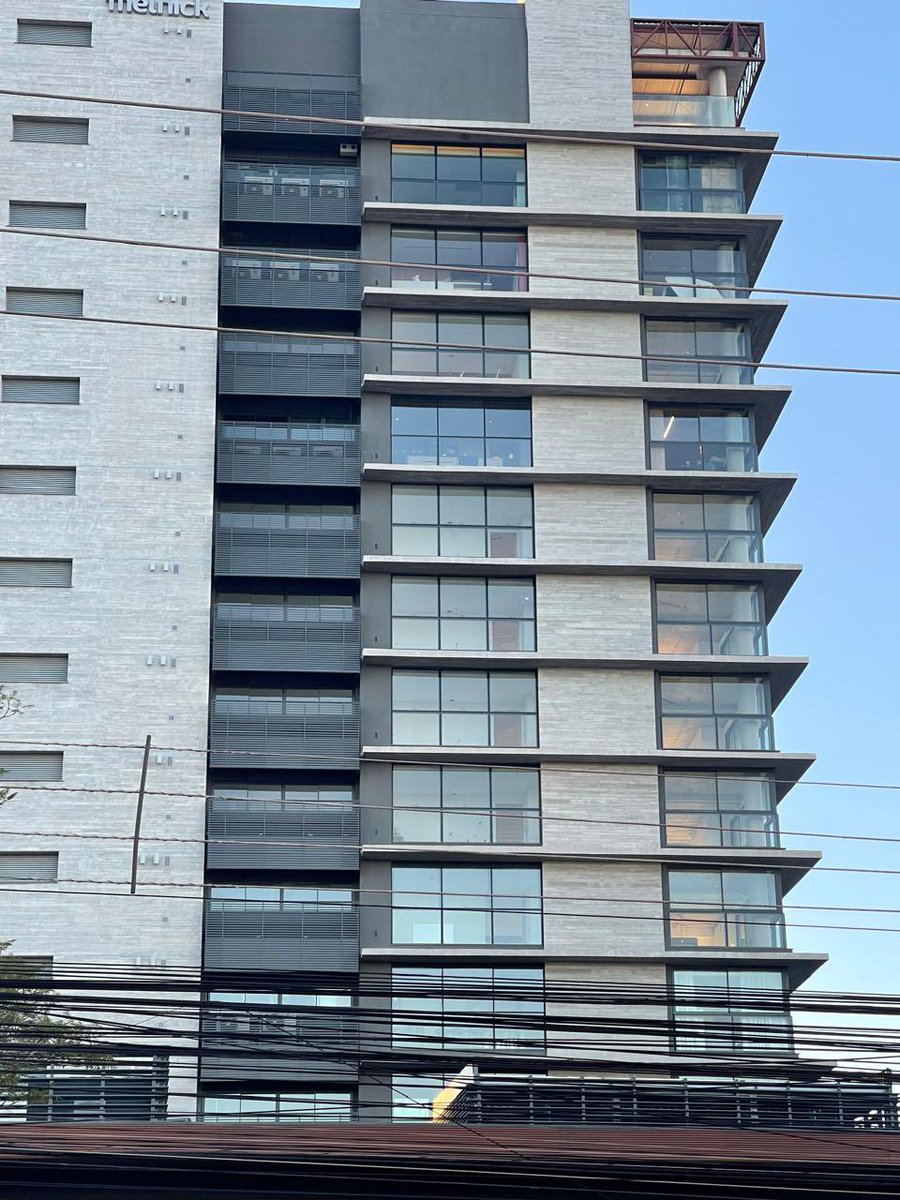canarinho60043's tweet photo. The real estate market in Porto Alegre is experiencing a supply shock unlike anything I've ever seen. If I ever saw something close to this…

Besides the enormous number of new developments completed due to the post-pandemic low-interest rate boom, there are currently several construction projects underway in the city, the vast majority of which are luxury apartments.

The curious fact is that if we look carefully at these developments, we'll notice that more than half of them are empty apartments, owned by investors waiting for buyers.

But where are these buyers?

The photo below is of a very luxurious building overlooking the Porto Alegre Country Club - a wonderful Golf Club. The apartments are over 300 square meters. Notice the number of empty apartments for a building that's been done for two years.

I see this all over the city. This market is about to collapse.