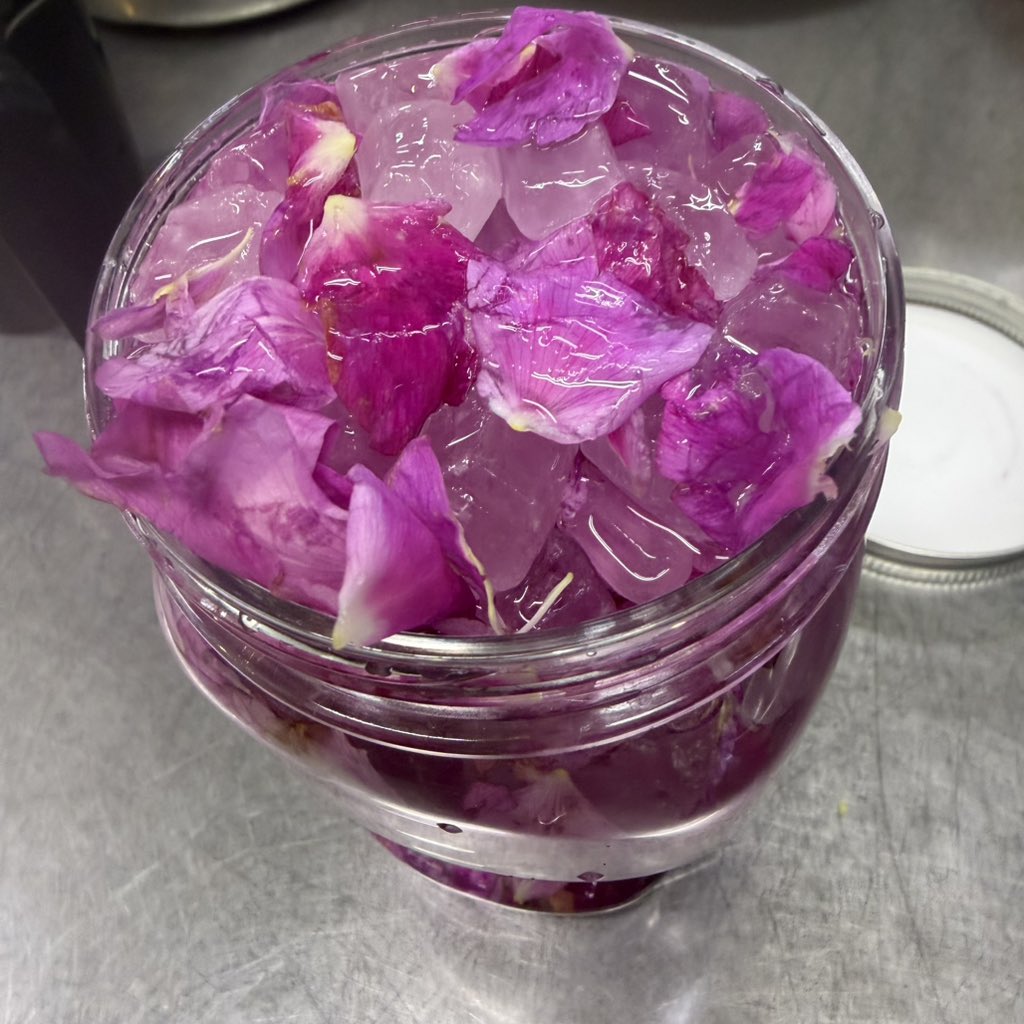 azito0304's tweet photo. 食用バラを🌹頂きました　
バラのリキュール🥃作ります　
爽やかサワ⚪︎ー https://t.co/xWMYZwmsUK