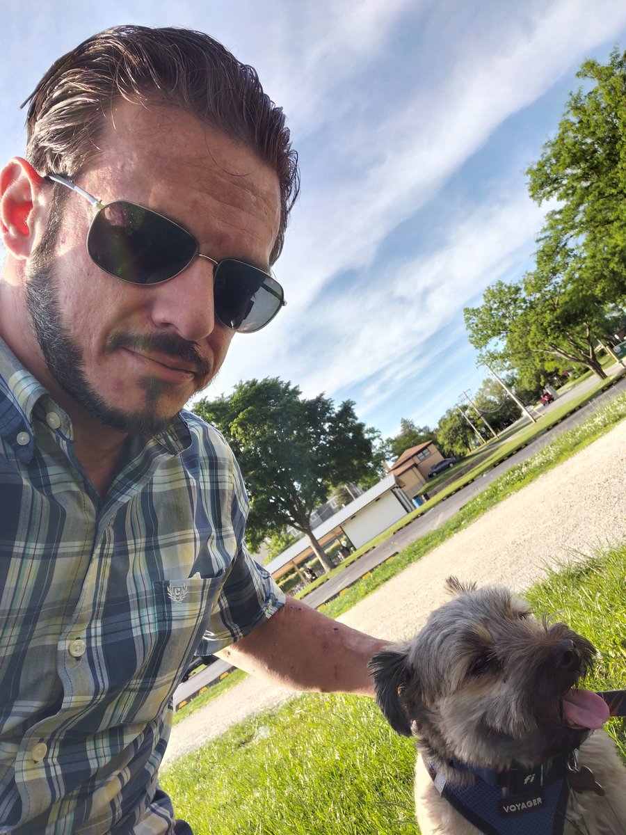 nickybvp's tweet photo. Ah Chicagoland Dog Walking. Almost 80°F light Breeze &amp; Mostly Sunny &amp; not a piece of trash or doggie do in the entire park it's the place where people pick up other people's trash. And Return Carts 😆. NOTICE WHO/WHAT ELEMENT IS MISSING...HMMM... @NickJFuentes @AnthonyCumia lol https://t.co/2NwAjBqHcz