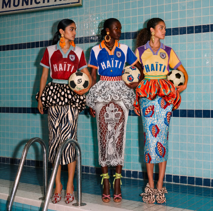 TheNancyRoc's tweet photo. La créatrice italo-haïtienne Stella Jean célèbre la qualification historique d'Haïti 🇭🇹pour la Coupe du Monde de la FIFA (sa première participation depuis 1974) en dévoilant une collection exclusive de maillots de football. Fusionnant mode et culture, ces pièces en édition limitée célèbrent l'identité haïtienne #NRoc