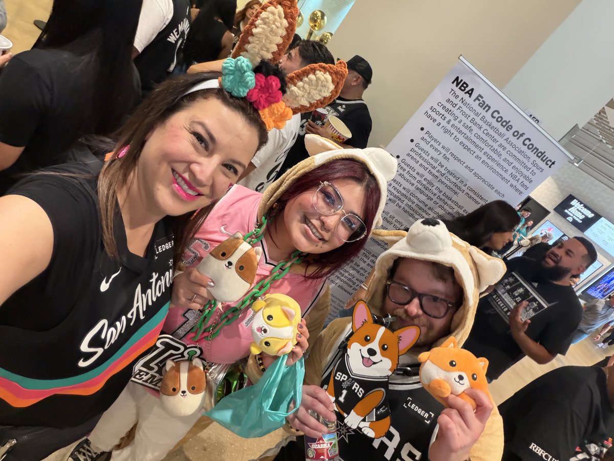 MarGOSFFL's tweet photo. Real life corgis in the house. Section 125 go say hi! #GOSPURSGO https://t.co/PiAjpjZ8u9
