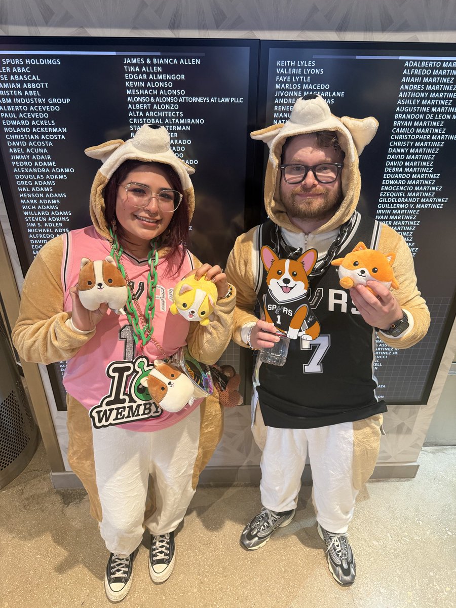 MarGOSFFL's tweet photo. Real life corgis in the house. Section 125 go say hi! #GOSPURSGO https://t.co/PiAjpjZ8u9
