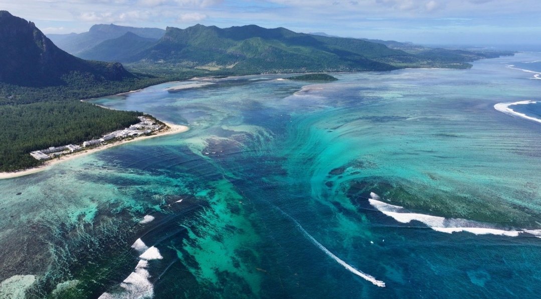 SynapsePlus's tweet photo. 🌊 Sous l’océan Pacifique, il existe une immense “cascade sous-marine” près de l’île Maurice, créée par une illusion géologique spectaculaire visible depuis le ciel. https://t.co/TuFAfnedX2