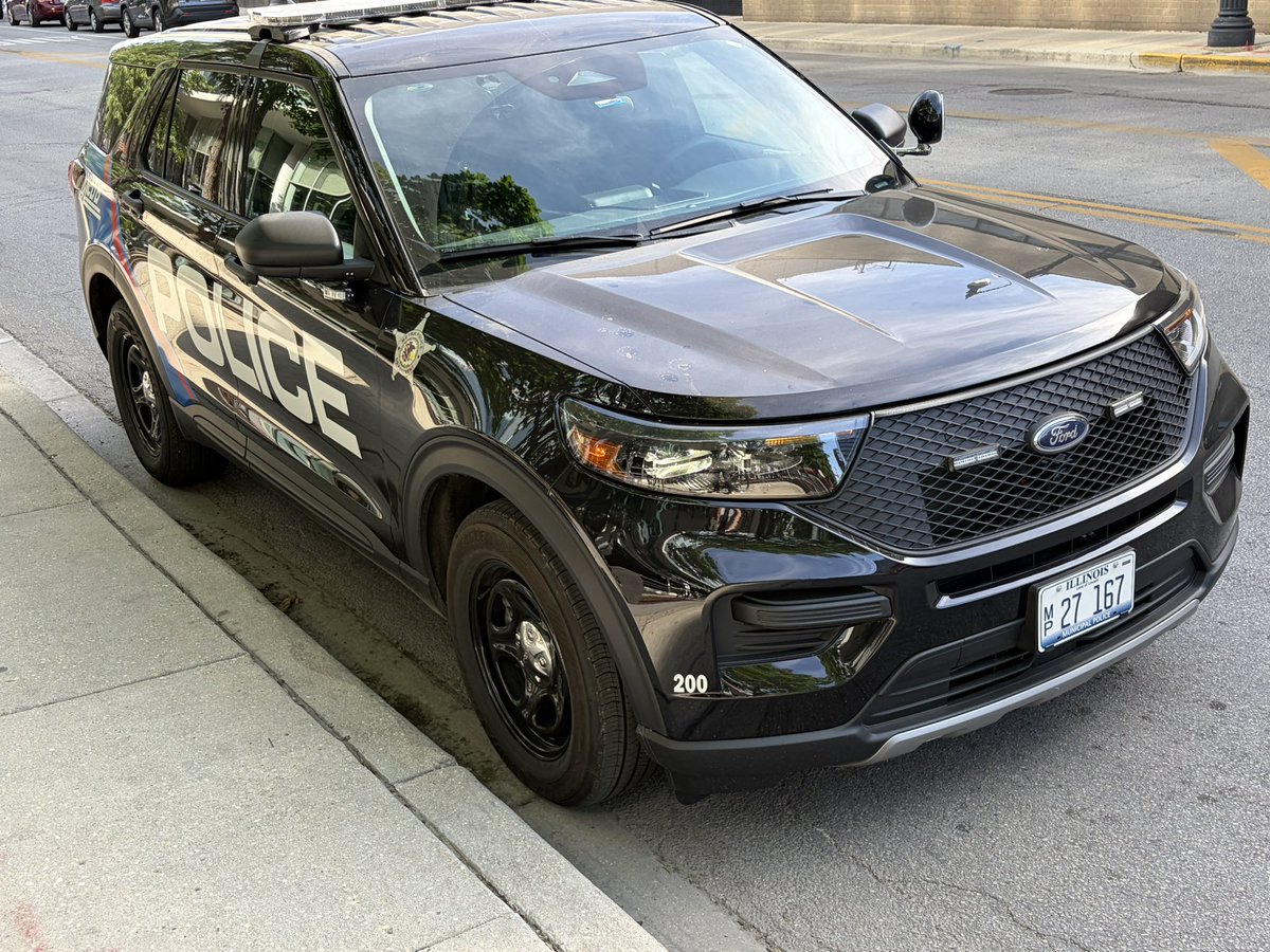 TomBamonte's tweet photo. @Metra Metra Police vehicle illegally parked during rush hour (5:20 p.m. today) NB on Halsted Street (1 N.) in front of Whole Foods grocery store, blocking bikes and buses. No Metra facility in immediate vicinity. https://t.co/j3k2KmcbPY