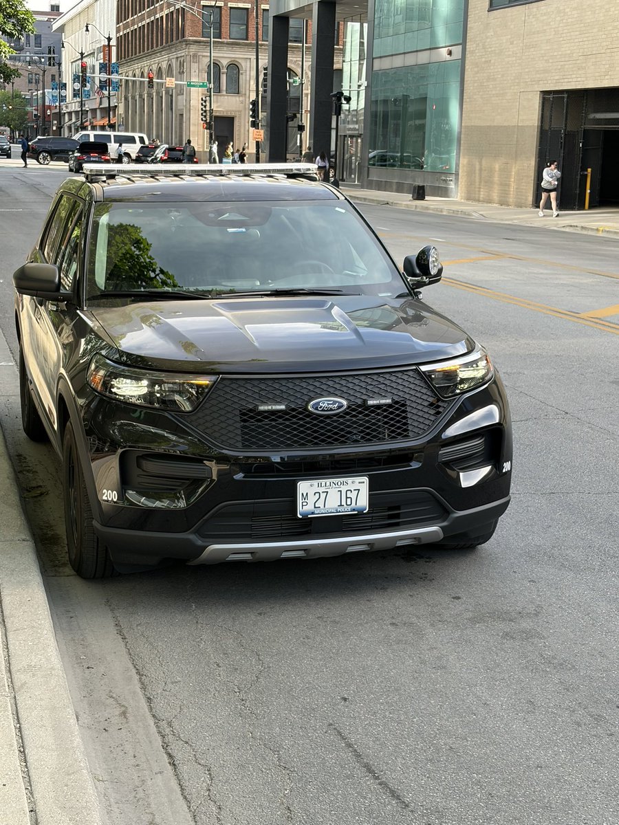 TomBamonte's tweet photo. @Metra Metra Police vehicle illegally parked during rush hour (5:20 p.m. today) NB on Halsted Street (1 N.) in front of Whole Foods grocery store, blocking bikes and buses. No Metra facility in immediate vicinity. https://t.co/j3k2KmcbPY