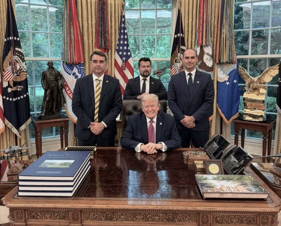 stellabragasp's tweet photo. Após reunião com Flávio e Eduardo Bolsonaro, Donald Trump passa a considerar o PCC e o Comando Vermelho como organizações terroristas. Com isso, os EUA poderão entrar no Brasil para auxiliar no combate ao crime organizado e na restauração da segurança nacional. https://t.co/ORgZluNZYc