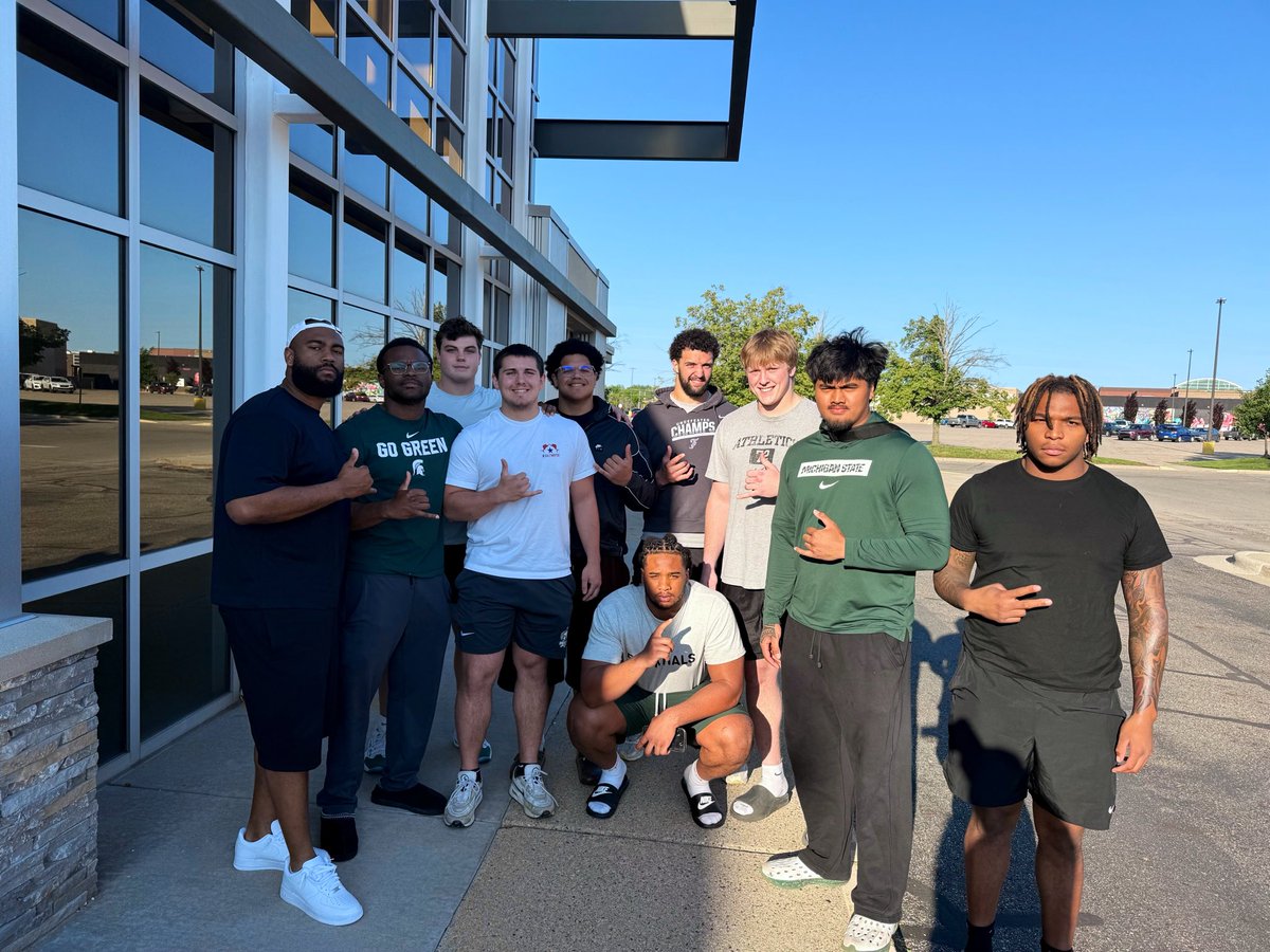 Coach_DeBo46's tweet photo. MSU DL vs. #Backrooms 👀 https://t.co/UPgJAiDddI