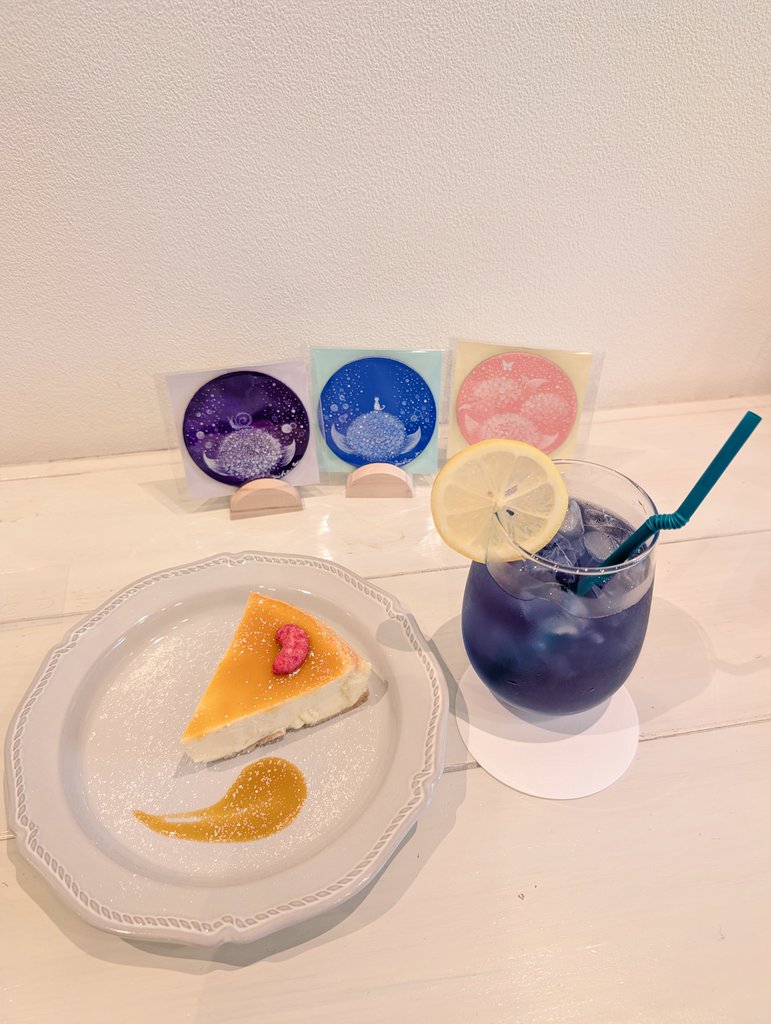 mimori_mika's tweet photo. FUDGEさまの納品時のお楽しみ♥️

魅惑のバタフライピー、
あんずのチーズケーキいただきました

バタフライピーは飲みやすくてとても美味しいです✨
レモンを入れると青から紫へと��の変化も楽しい💕

バタフライピーは6月までの期間限定だそうなので気になる方は是非FUDGEさんへ〜😄

@2018FUDGE https://t.co/9FQUH3Y1wr