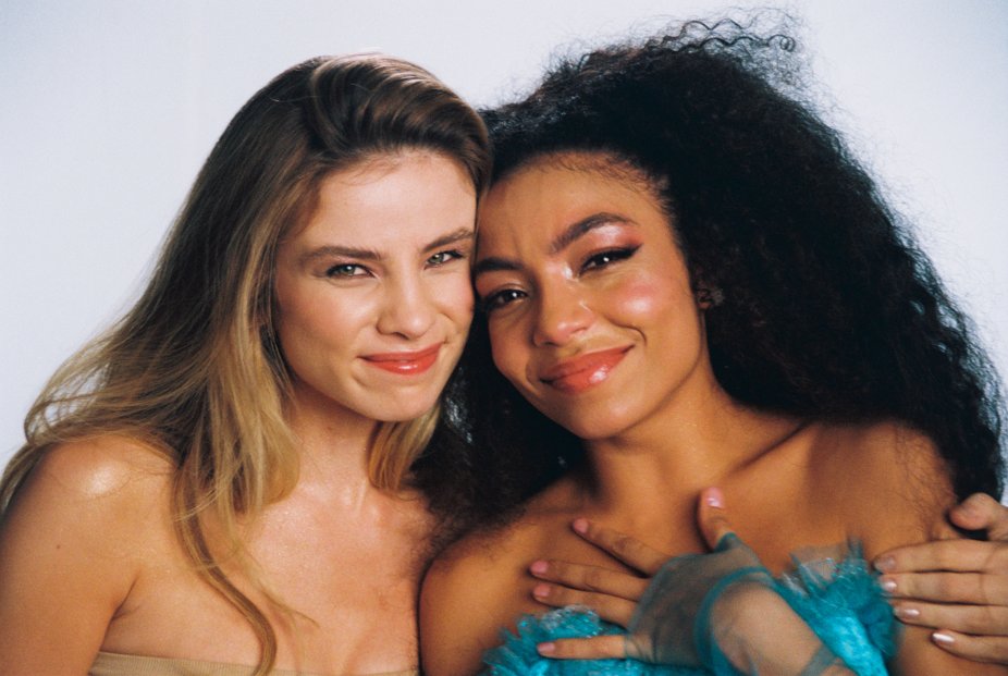 arteview's tweet photo. "As Dez Vantagens de Morrer Depois de Você" ganha trailer com @anygabrielly e @giulia https://t.co/c4ocixeGfw https://t.co/x1LdsBcbIn