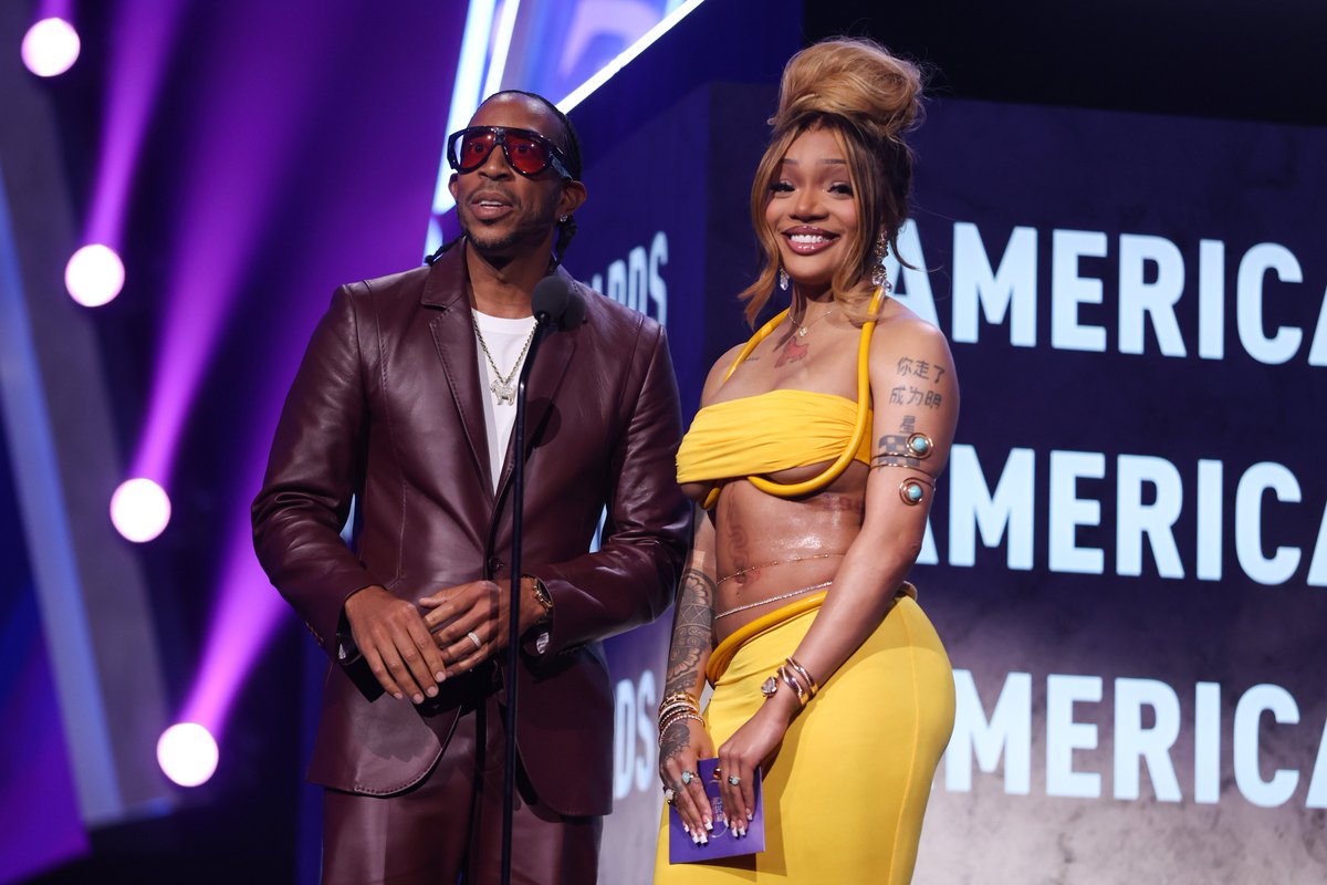 AMAs's tweet photo. The #AMAs Song of the Summer presenter Duo 💛 @Ludacris @GloTheofficial https://t.co/LYnSSsDx2C