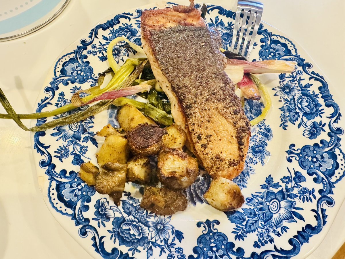 FinFoodDude's tweet photo. Salmon with roasted sunchokes https://t.co/jrKxkBDFSr