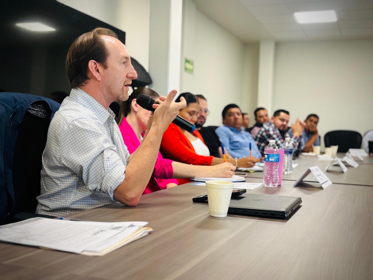 obragobgente's tweet photo. ¡Planeamos desde el territorio! 🚦

En #Irapuato se llevó a cabo el primer Taller Regional para la Integración de los Programas de Movilidad y Seguridad Vial Municipal, encabezado por el Subsecretario de Conectividad y Movilidad, @pacodeanda. https://t.co/vMdI4AGv4Q