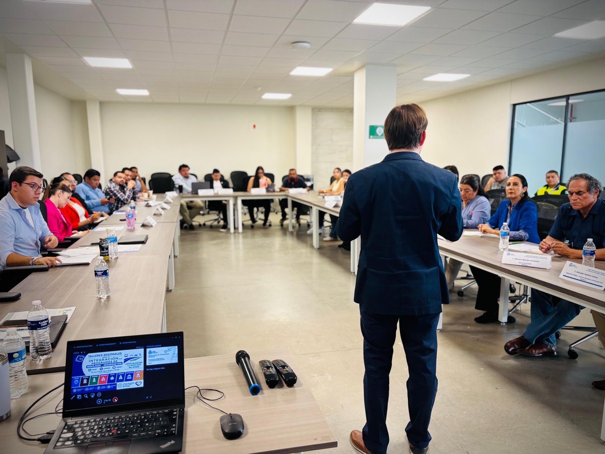 obragobgente's tweet photo. ¡Planeamos desde el territorio! 🚦

En #Irapuato se llevó a cabo el primer Taller Regional para la Integración de los Programas de Movilidad y Seguridad Vial Municipal, encabezado por el Subsecretario de Conectividad y Movilidad, @pacodeanda. https://t.co/vMdI4AGv4Q