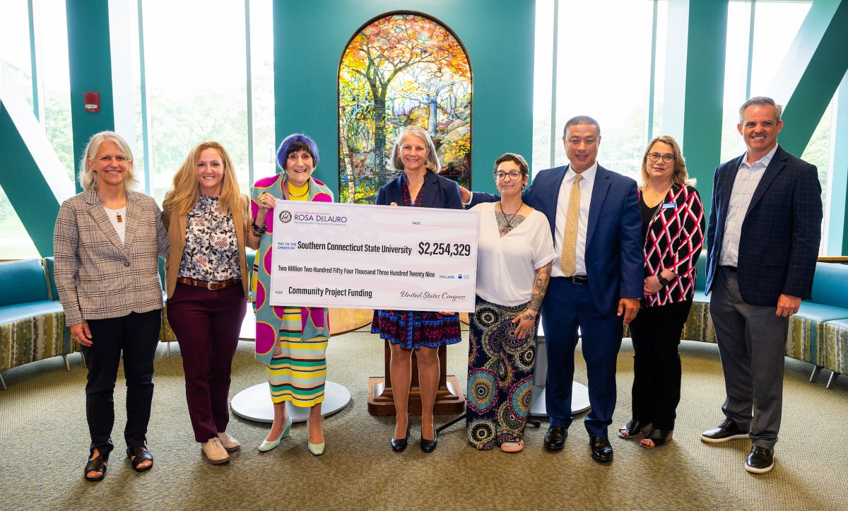 PresSandyBulmer's tweet photo. Thank you to @rosadelauro for helping make The Hive at @SCSU possible through a transformative federal investment in workforce development and emerging technologies. The Hive will create new opportunities for students and communities across Connecticut. #LeadingTheWay https://t.co/kzZeuGKq3b