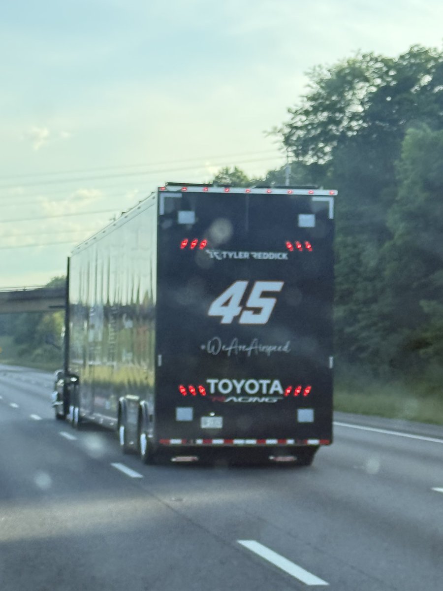 Poonslayer_12's tweet photo. 5 likes and I’ll slam my truck straight into Tyler Reddick’s car https://t.co/VF97zkjrKC