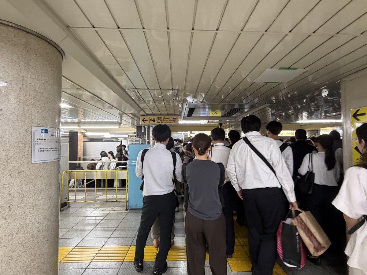 gonmika's tweet photo. 銀座線止まってるから、新橋駅の改札と電車乗りたい人の列が混ざって地獄絵図だった😇www https://t.co/nhcTFIqDor