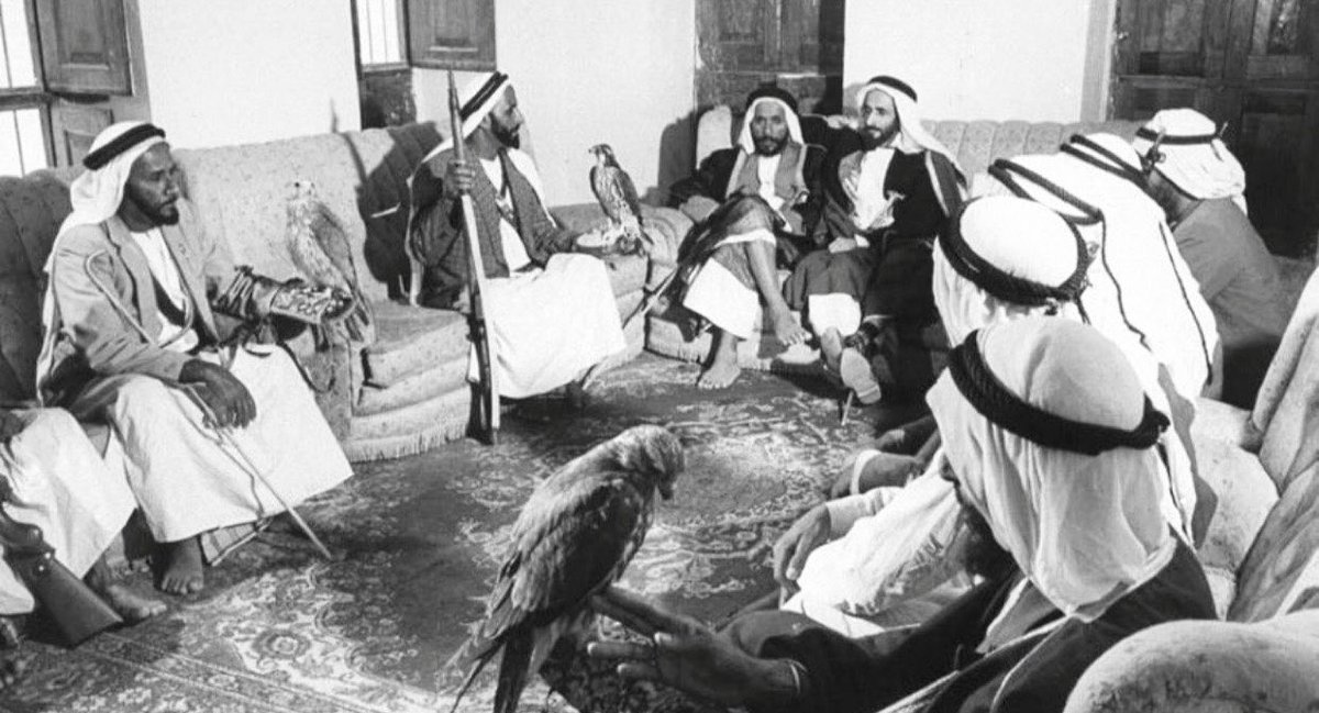 Qhta10ni's tweet photo. الرفيق الغالي اللي له مقام وله مكانه
ودك انه مايغيب من مواجيب ابن عمه

يعذر الرجال في الواجب لماحده زمانه
لاثبت عذر يقص لسان من وده يذمه

وان لحق غيبته غيبة عذره اللي من لسانه
ذي دليل انه قصر وان ابن عمه مايهمه https://t.co/wFmNR4dvrJ