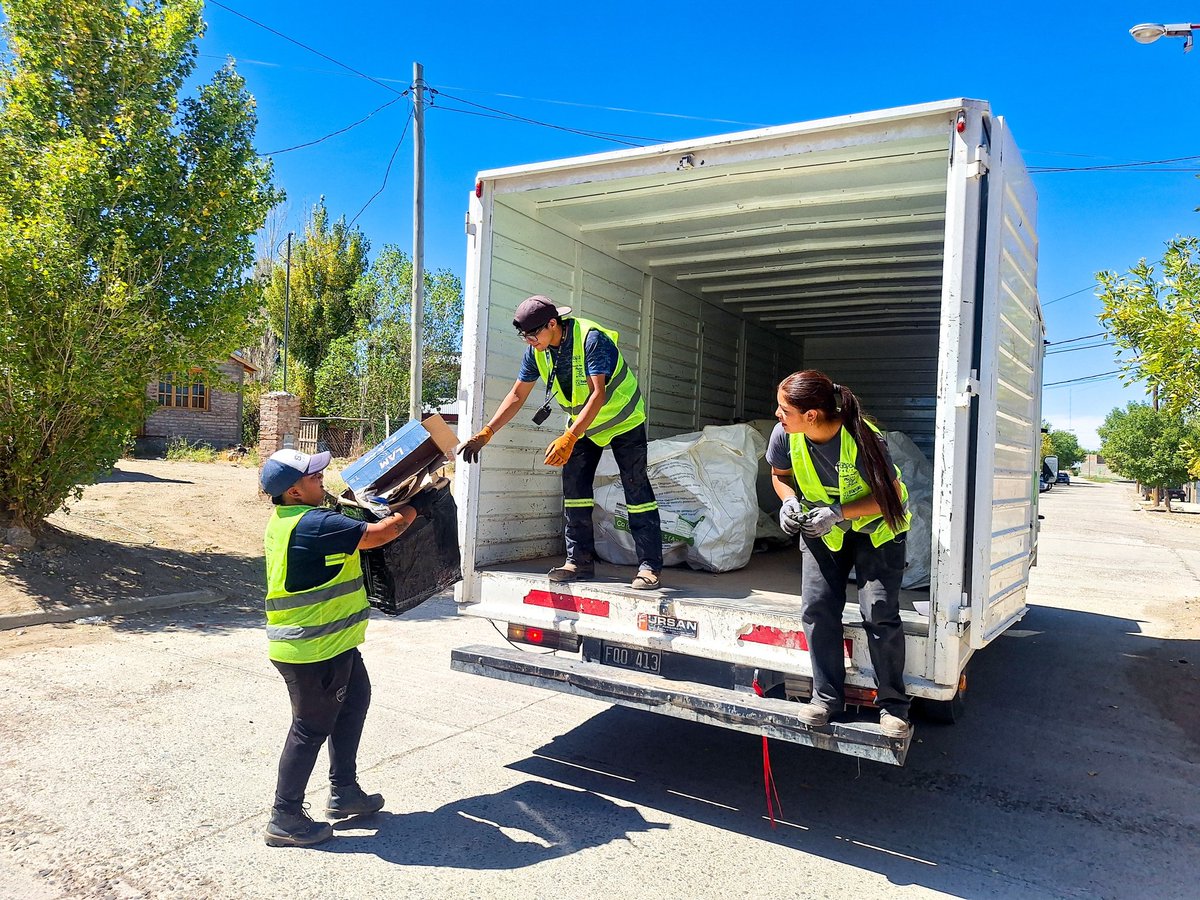CarlinKoopmann's tweet photo. ♻️ ZAPALA RECICLA SIGUE AVANZANDO!
​Estamos muy contentos porque este programa no para de crecer: a partir de junio se suman tres barrios más: el 180, 186 Viv. y Nordestrom. https://t.co/VupprMLSVo