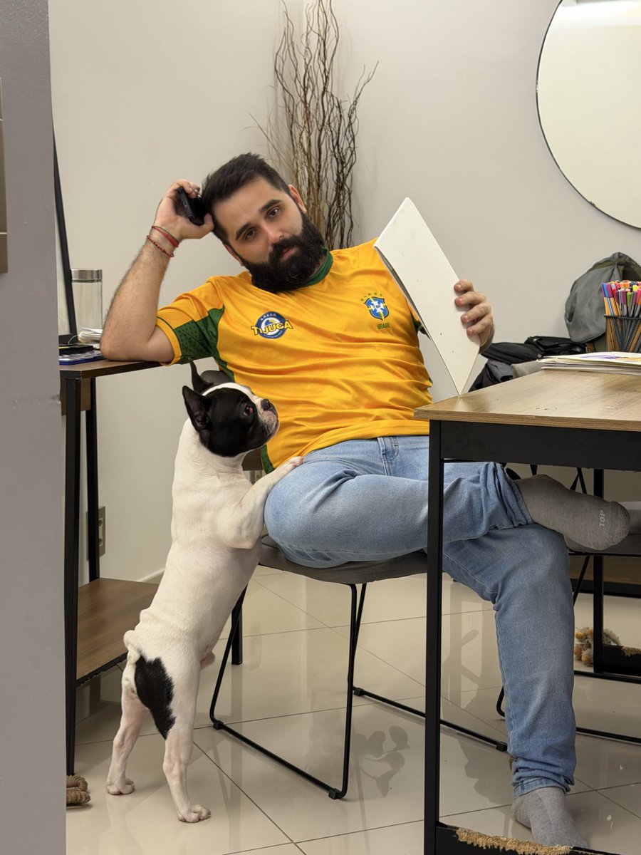 vicjoscen's tweet photo. As fantasias aqui em casa passam pelo crivo e aprovação do Alfredo José https://t.co/f4VXGpaYuM