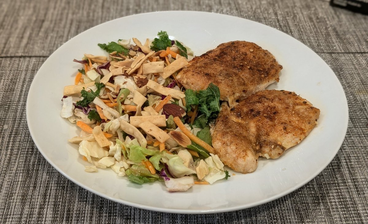 Phoenix0317's tweet photo. Sesame Wonton Salad with Chicken 
#chefathome #homecooking #goodeats #myhappyplace #mykitchen https://t.co/f8MmaZ9QMh