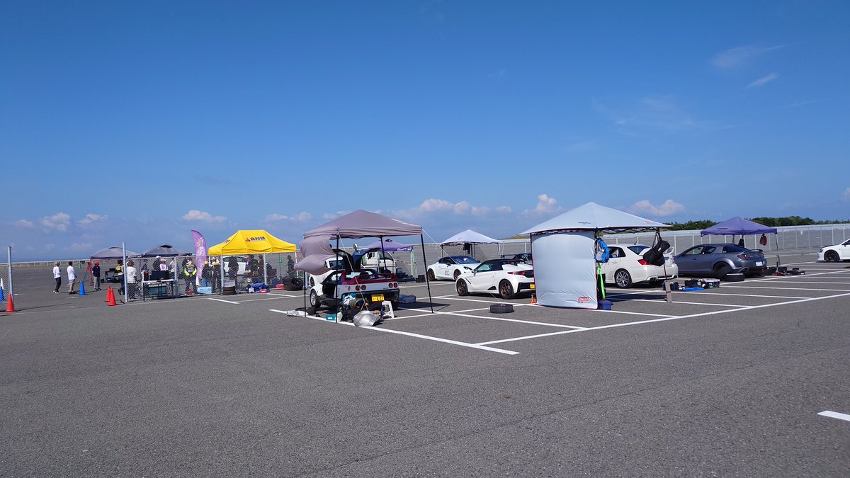 CarmeetJapan's tweet photo. 始まりました　泉大津チャレンジ　　見学者駐車場有り　体験走行可能　　練習会は午後の半日走行も受付中です　https://t.co/D8QnuDxu1c https://t.co/YcHCXwISNr