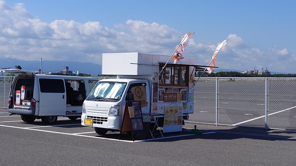 CarmeetJapan's tweet photo. 始まりました　泉大津チャレンジ　　見学者駐車場有り　体験走行可能　　練習会は午後の半日走行も受付中です　https://t.co/D8QnuDxu1c https://t.co/YcHCXwISNr